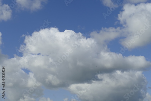 Weisse Quellwolken  Blauer Himmel  Deutschland  Europa