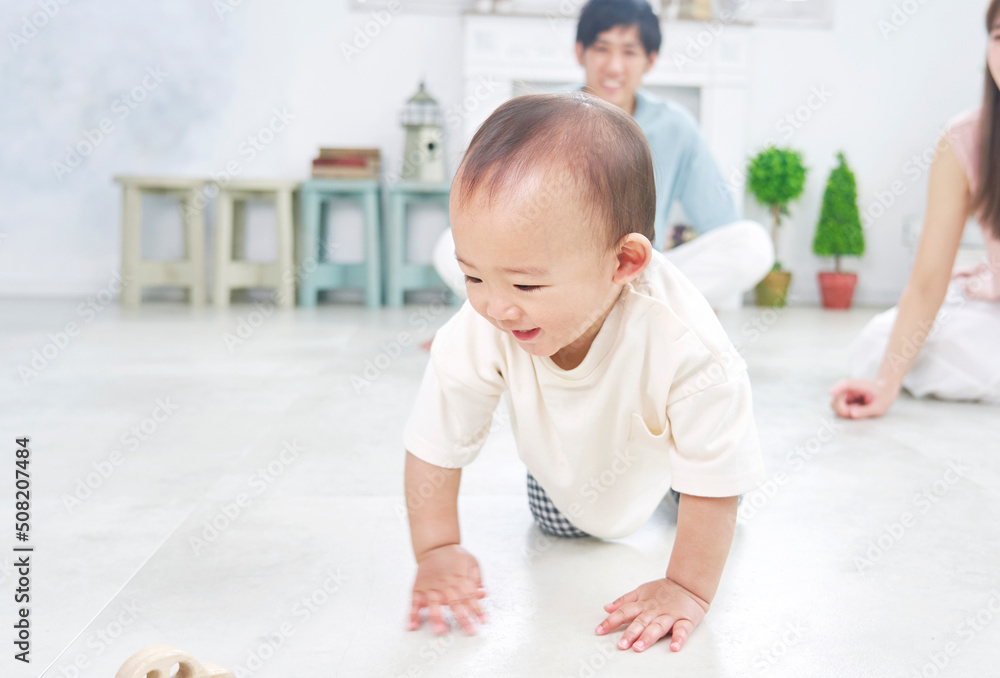 リビングでハイハイする乳幼児 リビングでハイハイする乳幼児