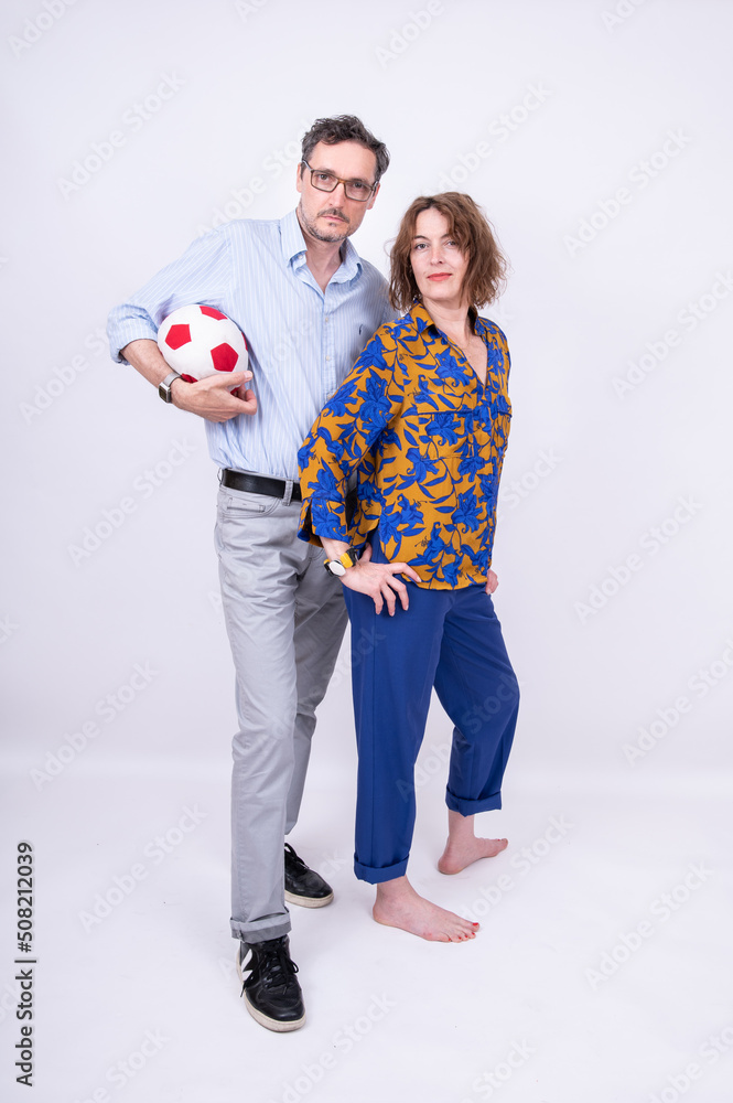 Frau lehnt mit Rücken an dominantem Mann mit Soft Fussball
