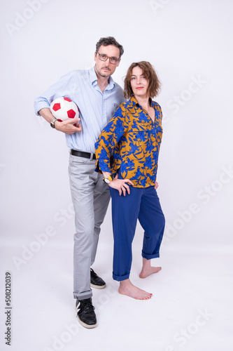 Obraz na płótnie Frau lehnt mit Rücken an dominantem Mann mit Soft Fussball w salonie