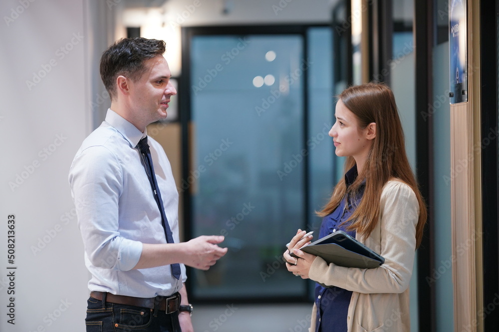 Obraz premium Young man consulting his business partner at meeting in office