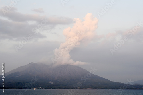 桜島の噴火と噴煙 鹿児島市内からの眺望