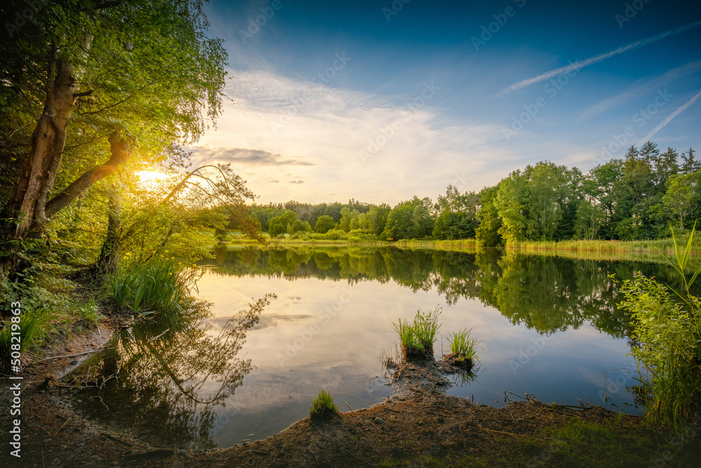 Obraz premium Stimmungsvoller Sonnenschein an kleinem See