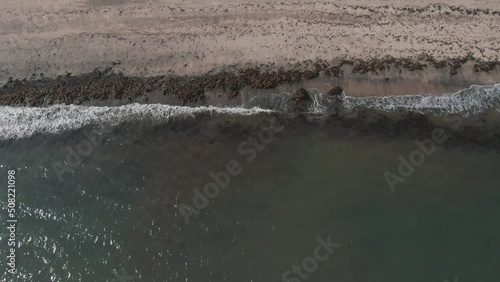 エメラルドグリーンの海の空撮