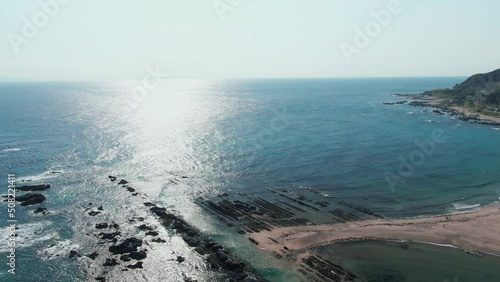 エメラルドグリーンの海の空撮