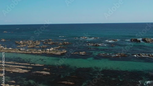 エメラルドグリーンの海の空撮