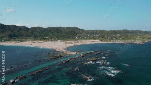 エメラルドグリーンの海の空撮