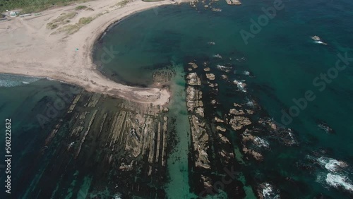 エメラルドグリーンの海の空撮