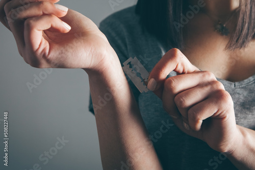 Foto girl cuts veins with a razor