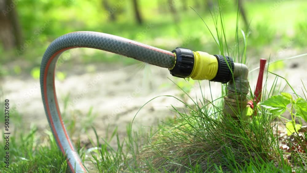 Leaking hose. Hole in the pipe, pouring waste of water vídeo de Stock