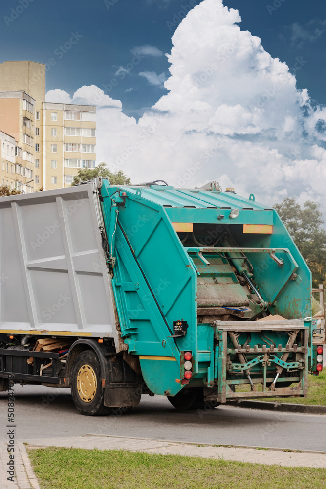 A garbage truck picks up garbage in a residential area. Loading mussar