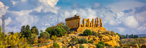 Tableau sur toile The greek temple of Juno in the Valley of the Temples, Agrigento, Italy
