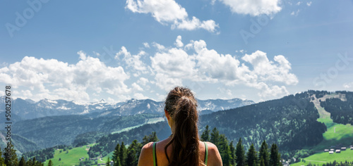 Frau beim Wandern im Bregenzer Wald in Vorarlberg