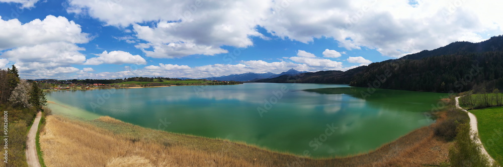 Fantastische Landschaft am Weissensee bei Füssen bei schönem Wetter