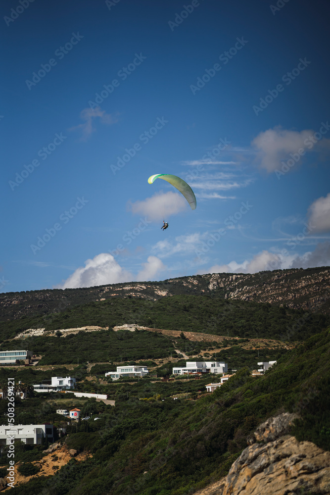 Chico en zona de costa en Andalucía realizando parapente Chico en zona de costa en Andalucía realizando parapente
