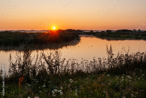 Wczesny poranek i zjawiskowy wschód słońca nad Rzeką Narew , Podlasie, Polska