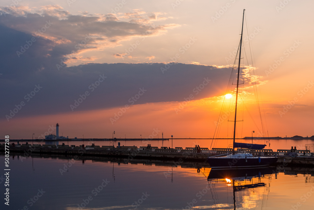 Naklejka premium Morning Sail: Sunrise in Odessa City Harbour