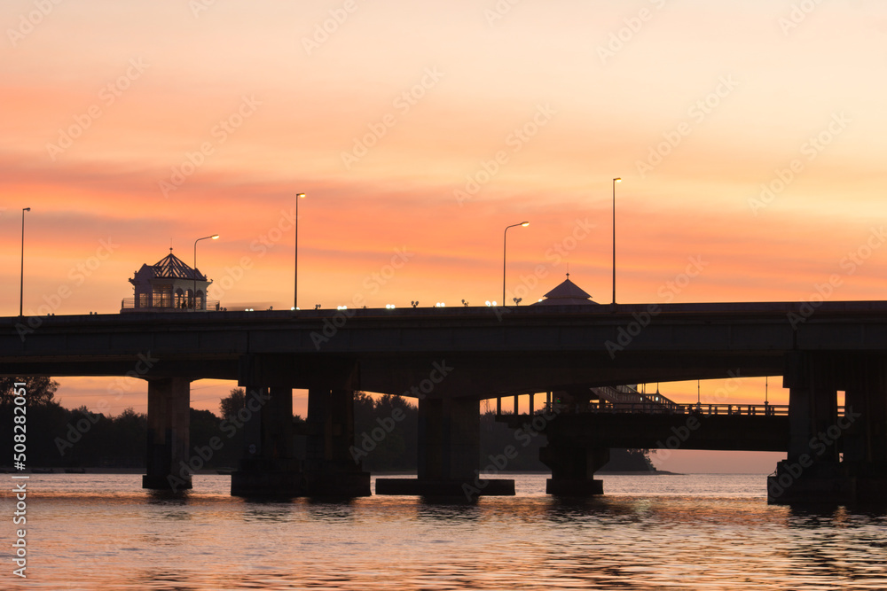 Fototapeta premium silhouette bridge with sunset light