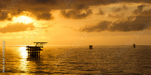 Oil rig in the South China Sea © corlaffra