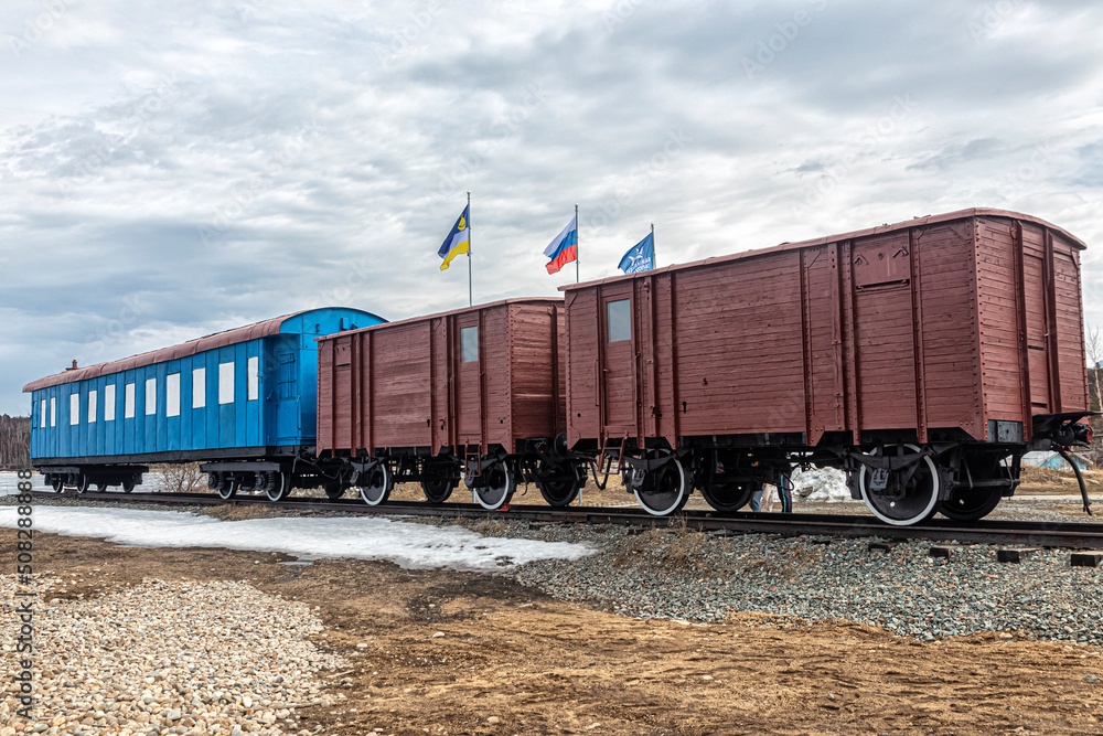 Obraz premium Vintage railway cars on the shore of Lake Baikal