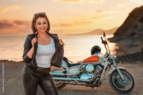 Pretty smiling adult woman in leather jacket posing Fototapet