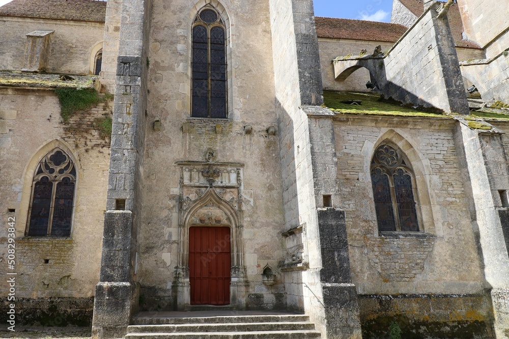 L'église Notre Dame, vue de l'extérieur, village de Noyers sur Serein, département de l'Yonne, France