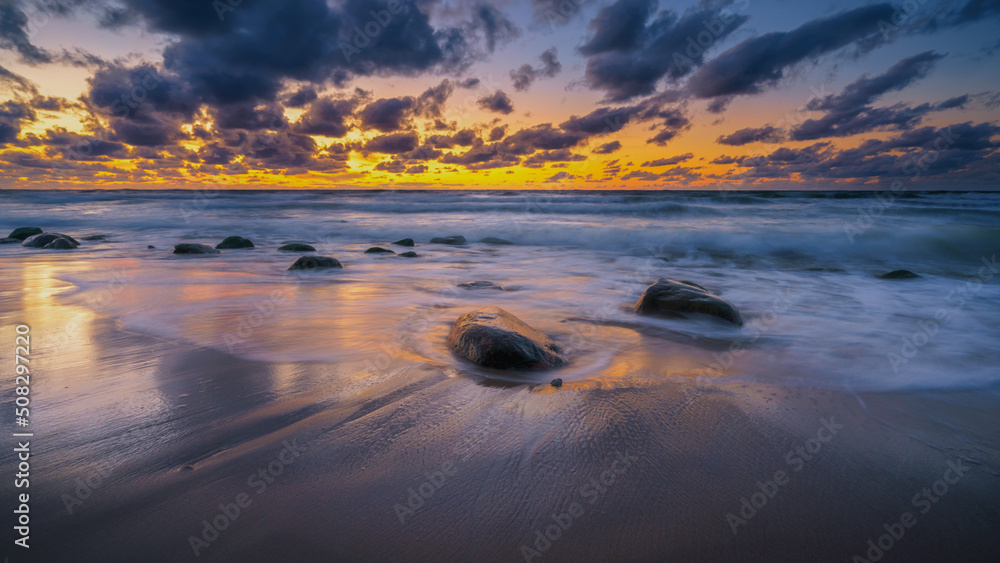 Obraz premium colorful sunset on the rocky seashore