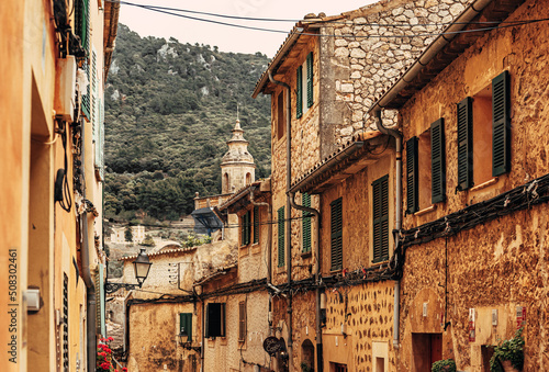 Fototapeta Naklejka Na Ścianę i Meble -  View of the ancient streets of Valldemossa. old stone houses