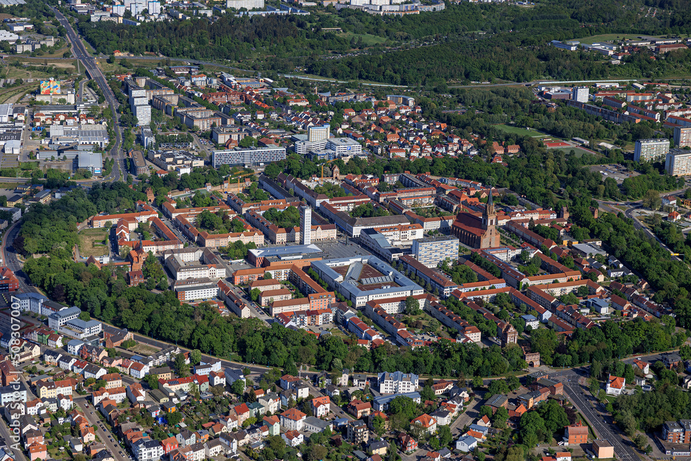Fototapeta premium Neubrandenburg, historische Altstadt, Uebersicht, Mecklenburg-Vorpommern, Deutschland, Luftaufnahme aus dem Flugzeug 