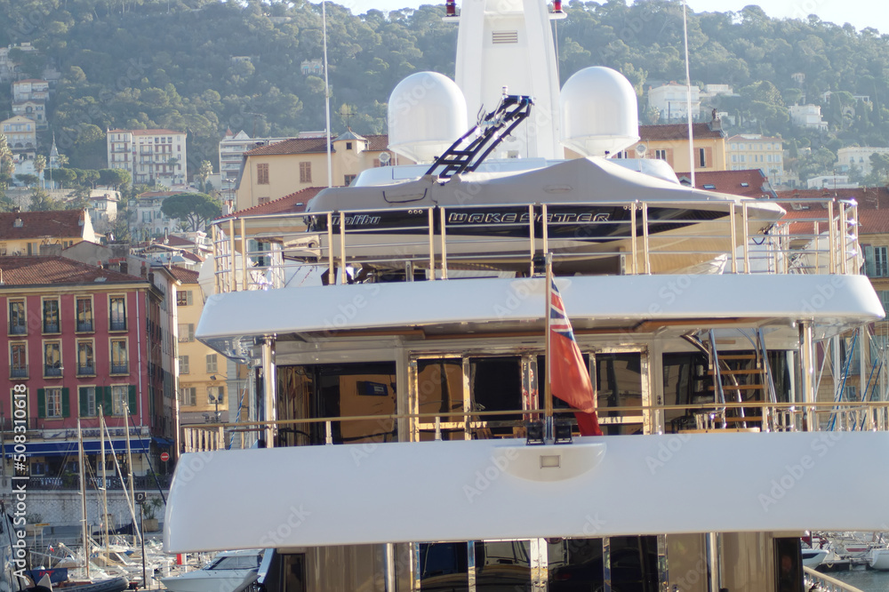 Luxusyacht im Port Lympia in Nizza