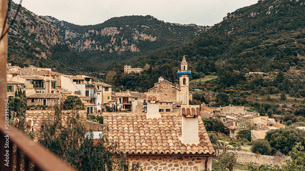 Obraz premium View of the ancient streets of Valldemossa. old stone houses