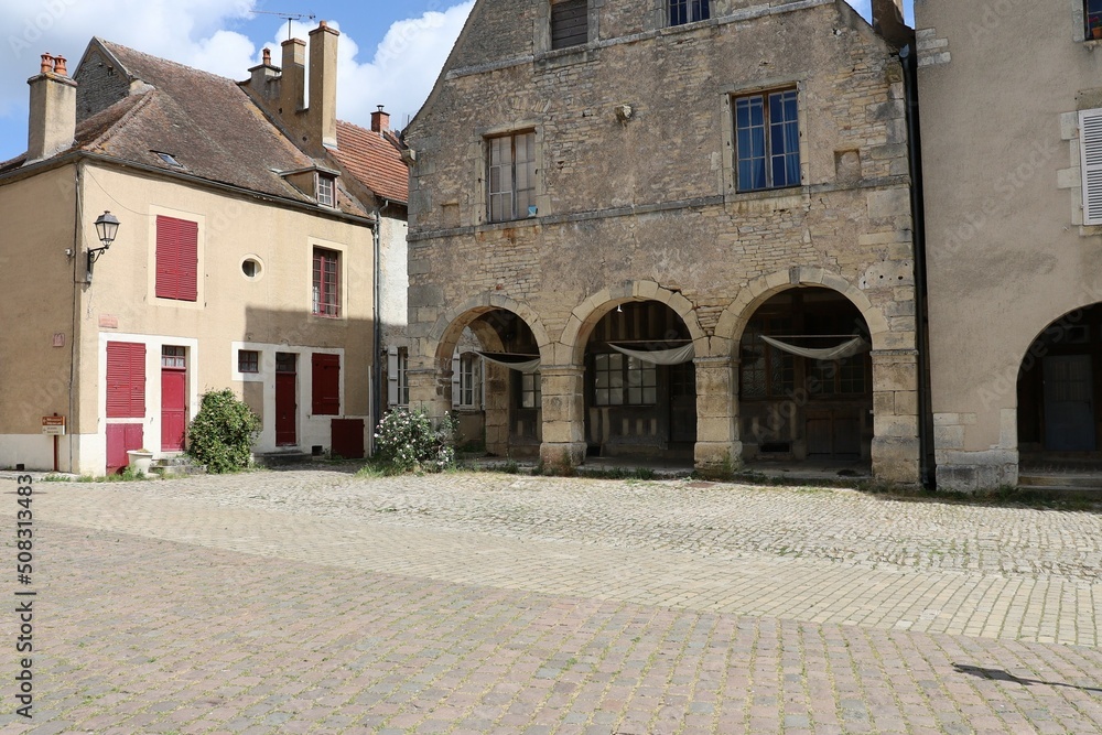 La place du marché au blé, village de Noyers sur Serein, département de l'Yonne, France