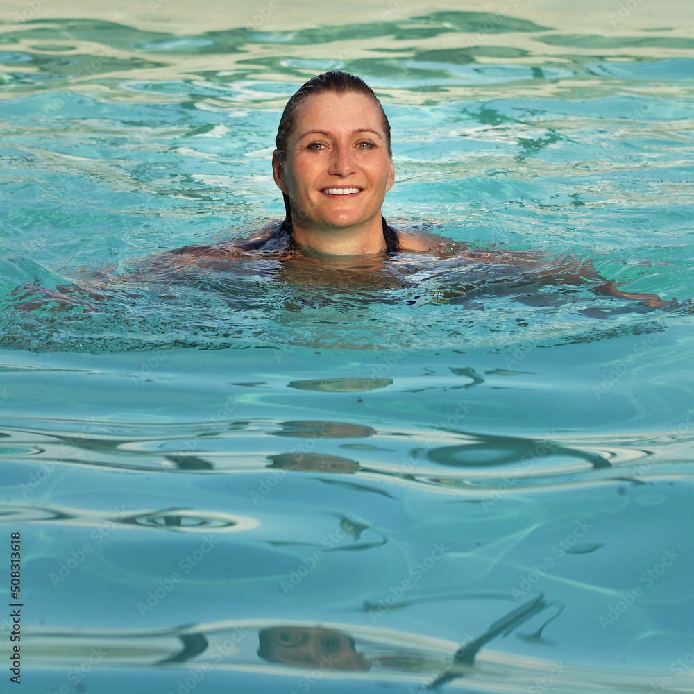 Frau schwimmt