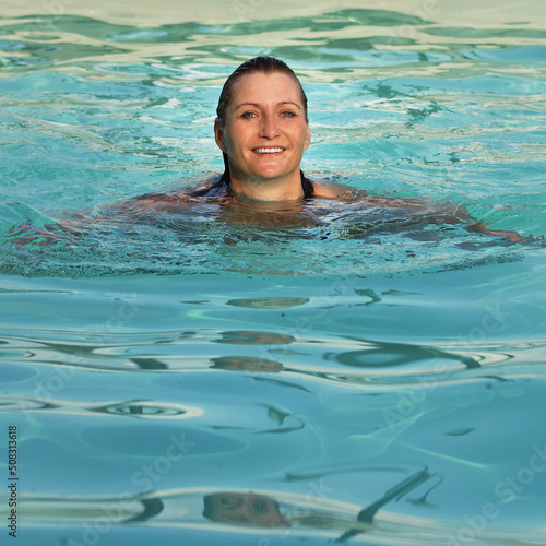Frau schwimmt © drewsdesign