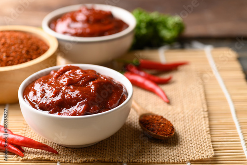 Fotografia Korean gochujang (red chili paste), spicy and sweet fermented condiment in Korea