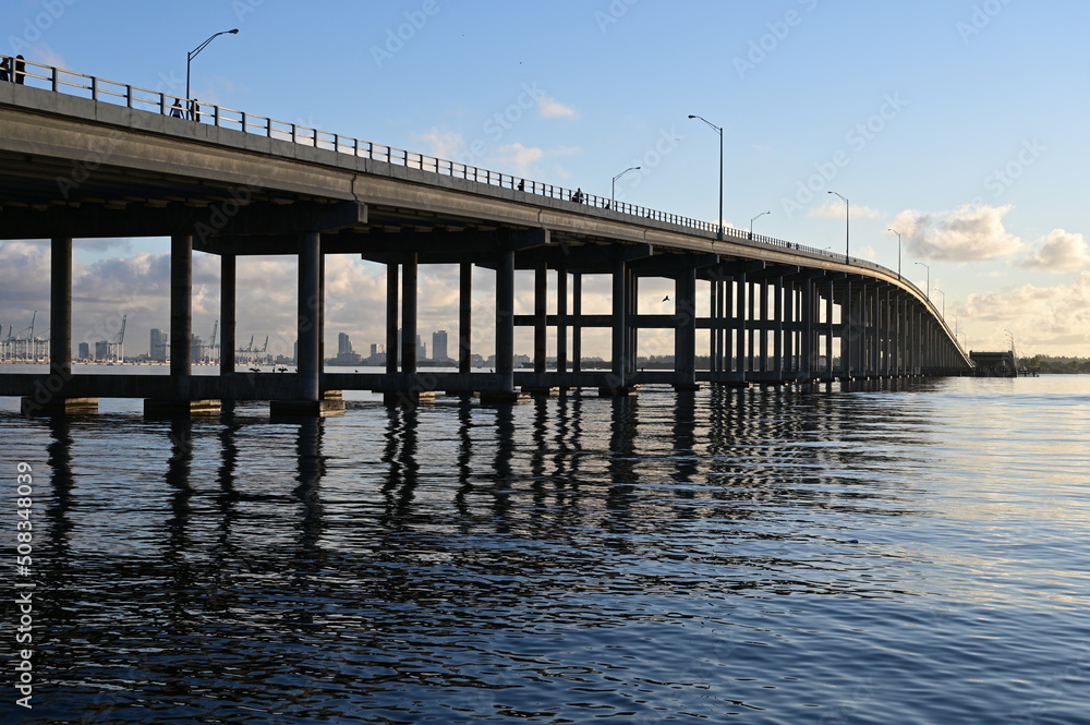 Obraz premium Rickenbacker Causeway bridge between Miami and Virginia Key, Florida in early morning light.