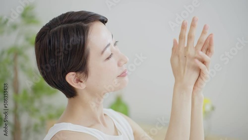 ハンドクリームを塗るミドル女性（美容・ビューティー） photo