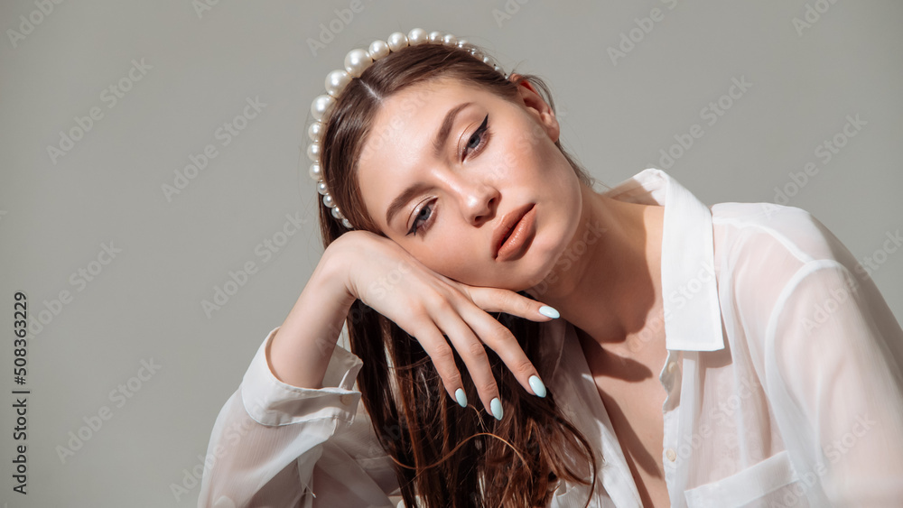 Naklejka premium Tired business woman and Bored from sitting at a desk for a long time and has office syndrome