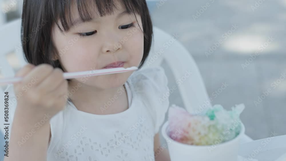 スローモーション　夏にかき氷を食べる4歳の子供（育児・子育て）