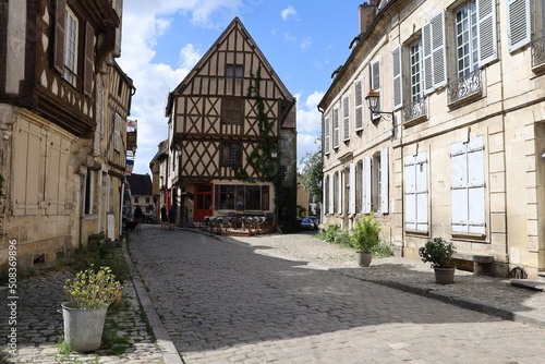 La place du grenier    sel  village de Noyers sur Serein  d  partement de l Yonne  France