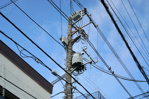 電柱と電線のある風景