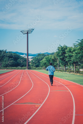 トラックを走る男性 photo