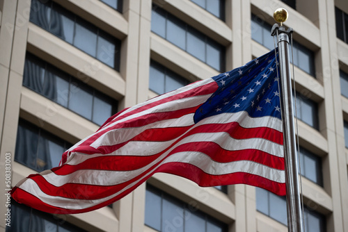 drapeau américain, bannière étoilée dans le vent avec un building en arrière plan à New York