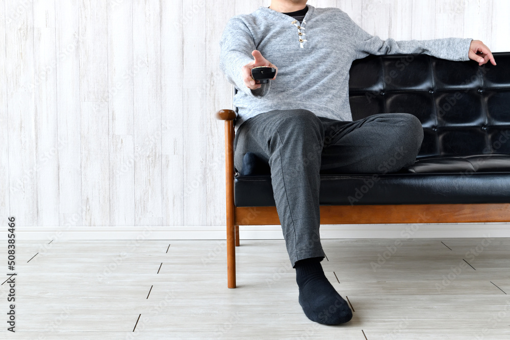 テレビのチャンネルを変える男性 テレビのチャンネルを変える男性