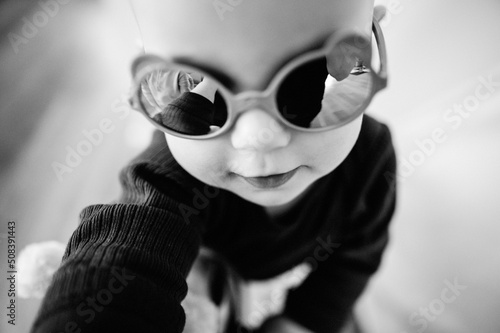 Dziecko w okularach photo