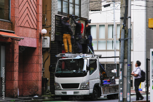 東京港区赤坂5丁目の看板を掛け替える作業