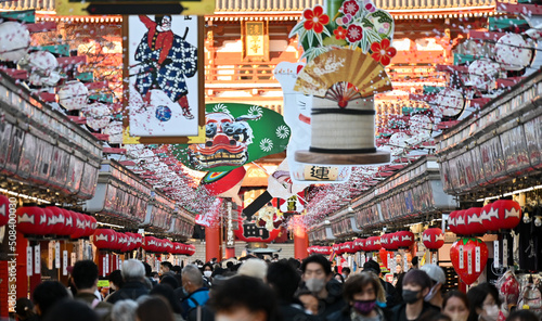浅草寺の初詣とたくさんの人