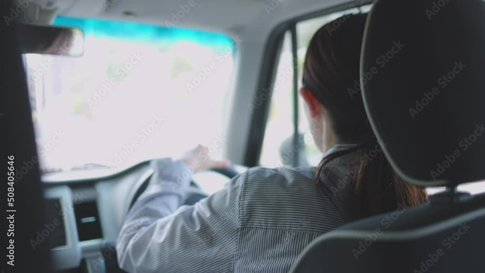 車を運転する日本人女性 車を運転する日本人女性