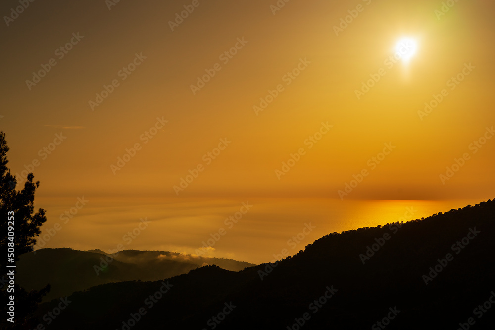 Zachód słońca w górach, wyspa Majorka, Hiszpania. - obrazy, fototapety, plakaty 