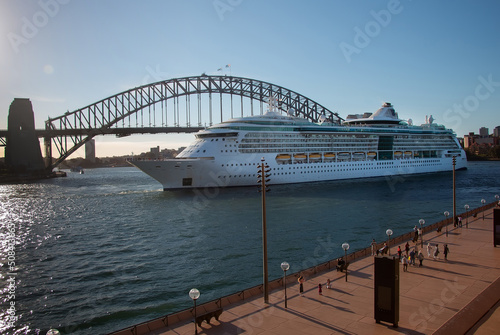 Photography Large cruise ship driving to the bay in front of the bridge, Harbour Bridge, Syd